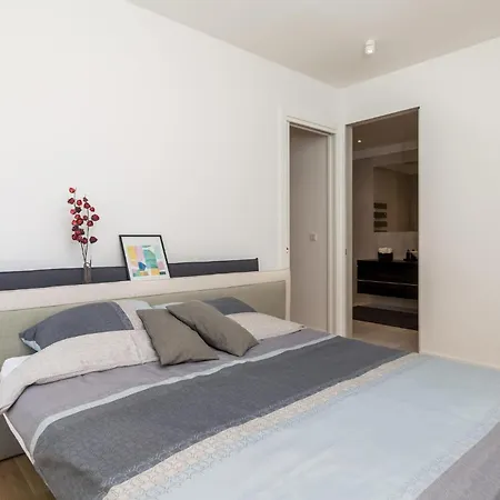 Apartament Gorgeous In With Kitchen